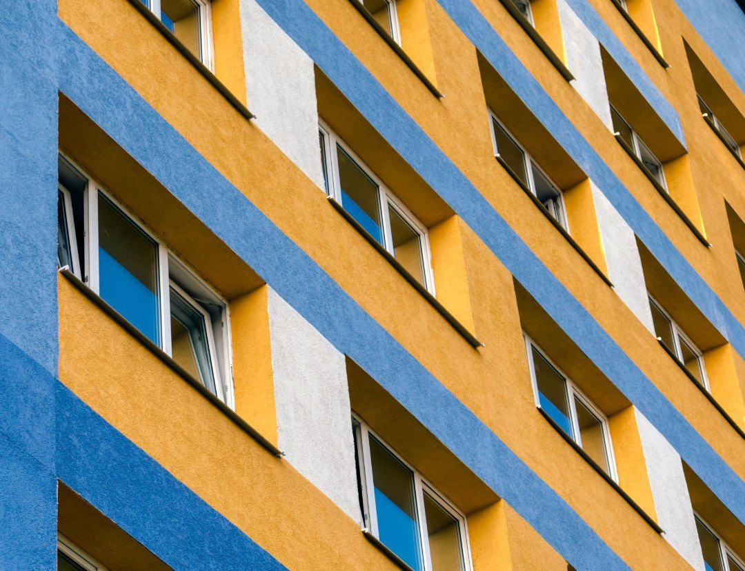 edificio con fachada de colores
